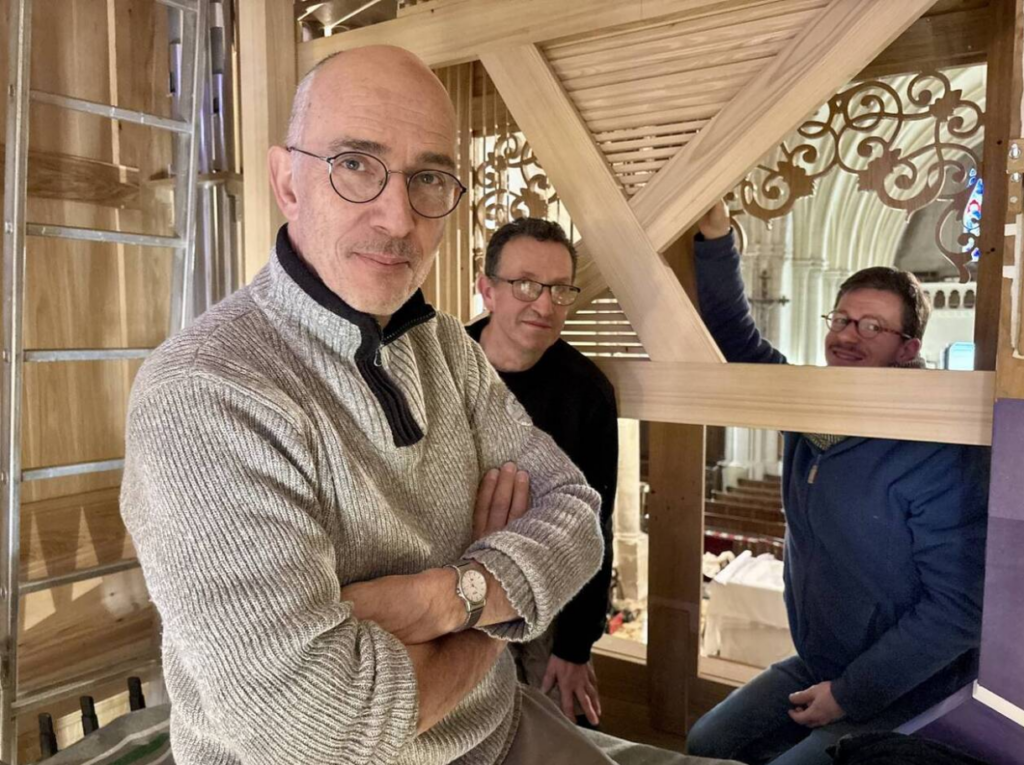 Le facteur d'orgues Hubert Brayé et deux de ses compa
